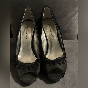 Black rose embroidered open toe heels size 8